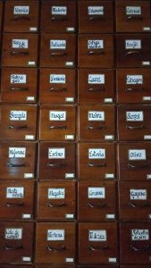 Restauración de mueble de herbolario- Trabajos de Taller