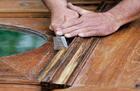 Trabajo con formón sobre una pieza de madera