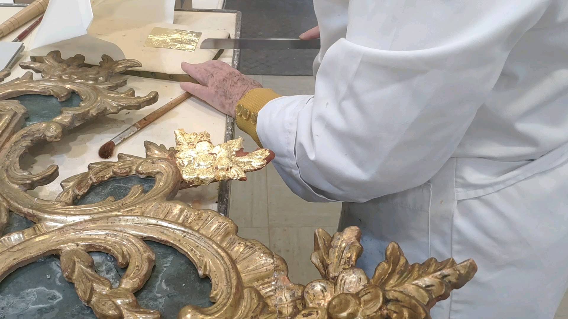 Dorado de una moldura tallada durante un curso de restauración