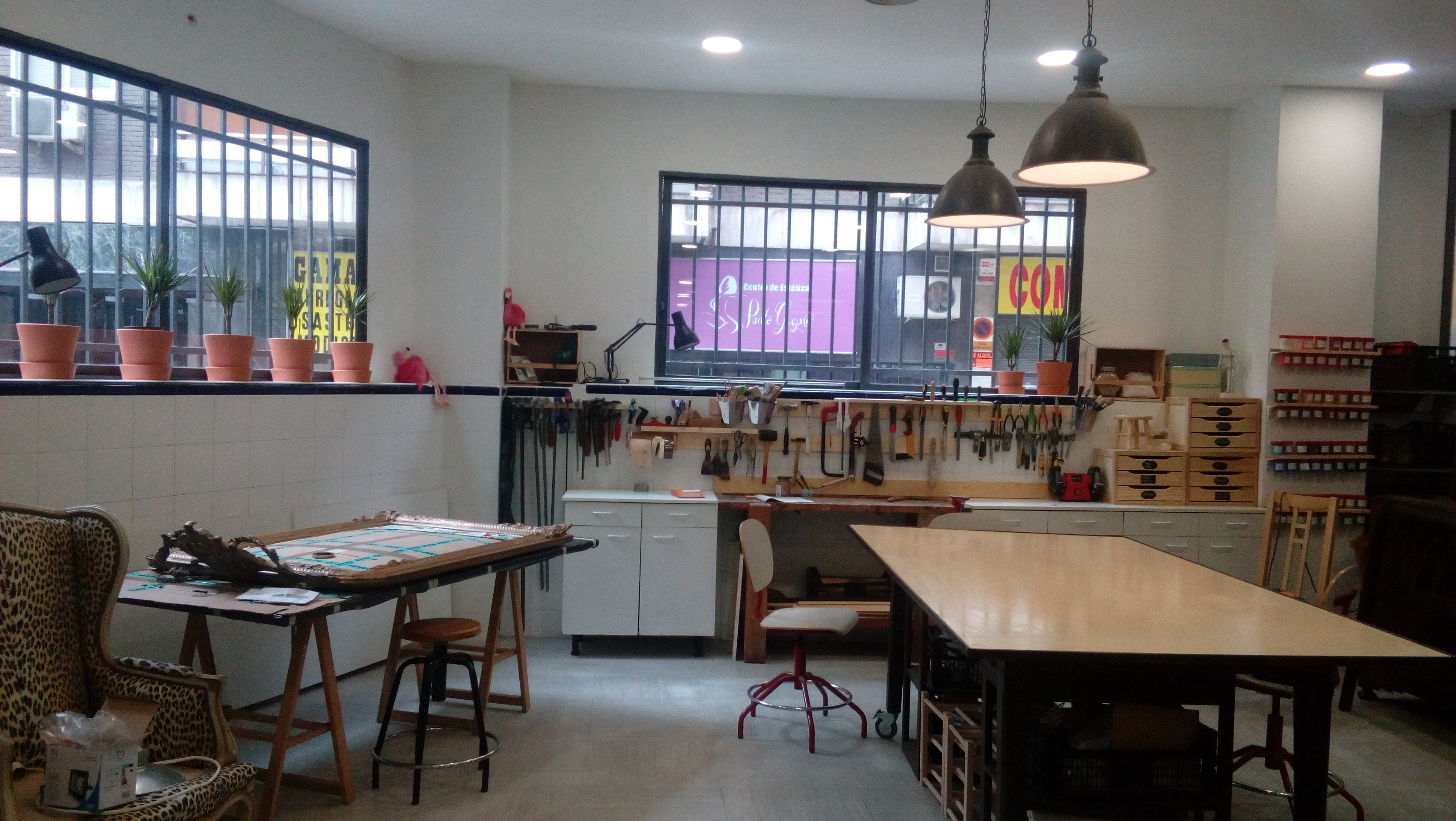 Vista general del taller con las mesas de trabajo
