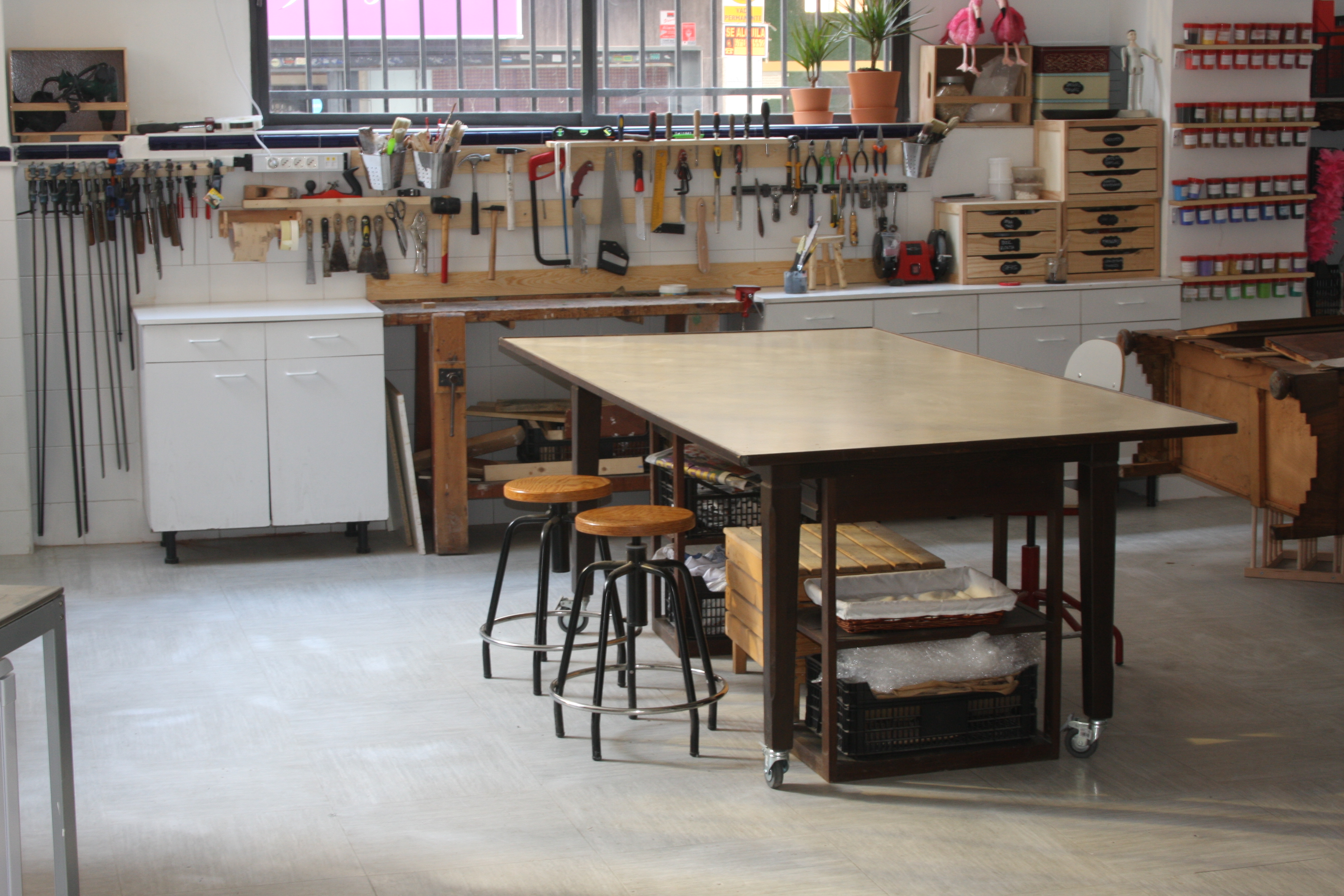 Mesa de trabajo del taller con las herramientas al fondo