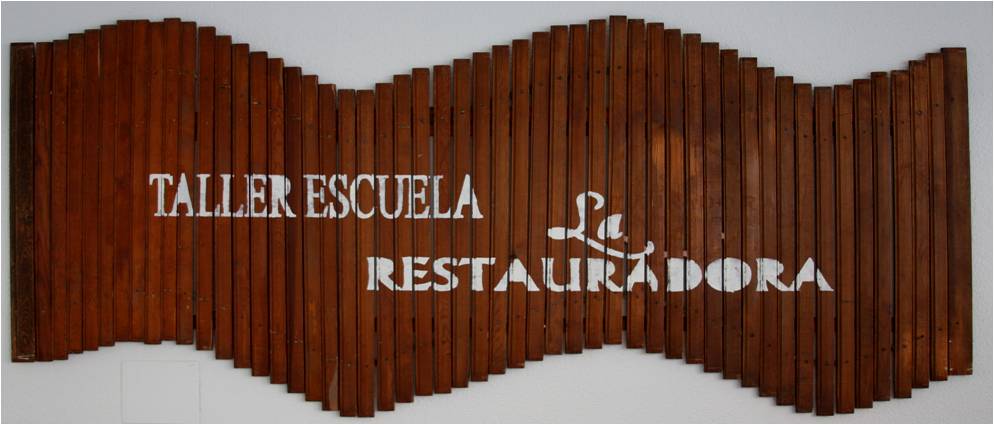 Letrero de madera de Taller Escuela La Restauradora
